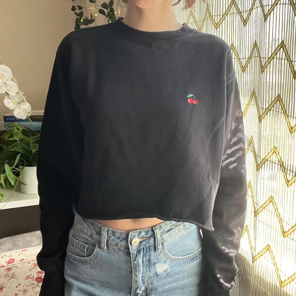 Black Cropped Cherry Patch Embroidered Cropped Sw… - image 2